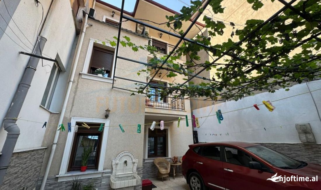 Shitet, Bujtine, prane Pazarit, Korce(KO28070).