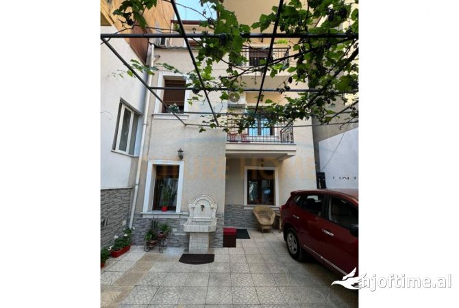 Ambiente Commerciale in Vendita 5+1 a Koriza - 180,000 Euro