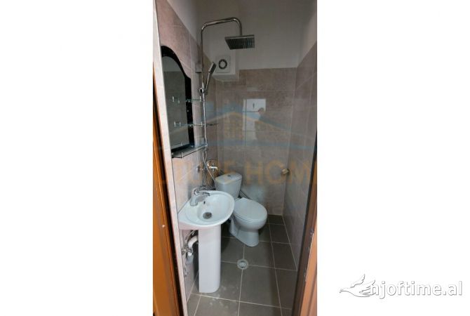 Ambiente Commerciale in Vendita 5+1 a Koriza - 100,000 Euro