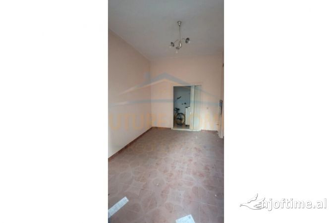 Ambiente Commerciale in Affitto 1+1 a Koriza - 100 Euro