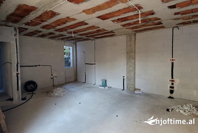 Appartamento in vendita a Koriza 2+1, Vuoto