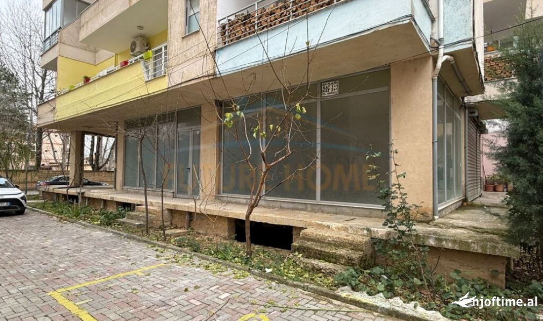 Shitet, Ambient Biznesi, 1 Maji, Pogradec.(KO47135)