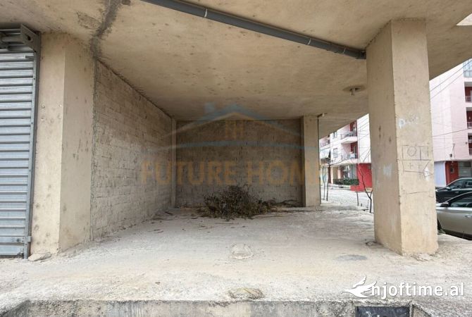 Shitet, Ambient Biznesi, 1 Maji, Pogradec.(KO47135)