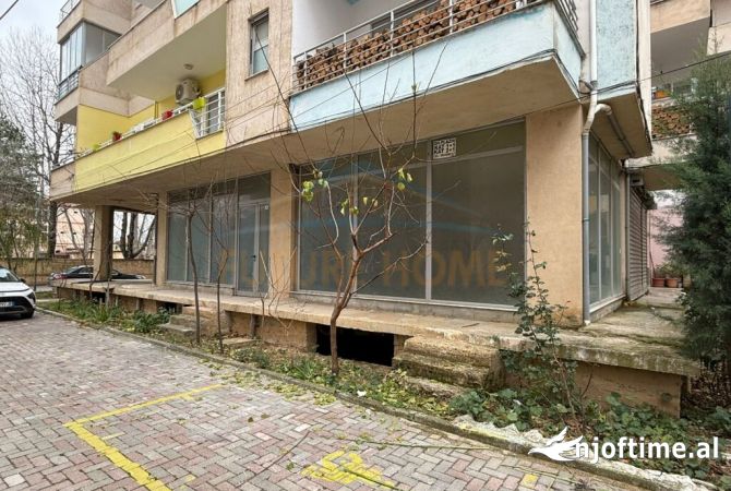 Shitet, Ambient Biznesi, 1 Maji, Pogradec.(KO47135)