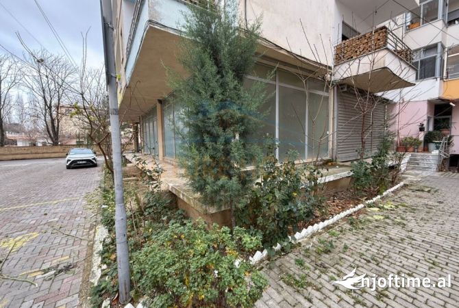 Shitet, Ambient Biznesi, 1 Maji, Pogradec.(KO47135)