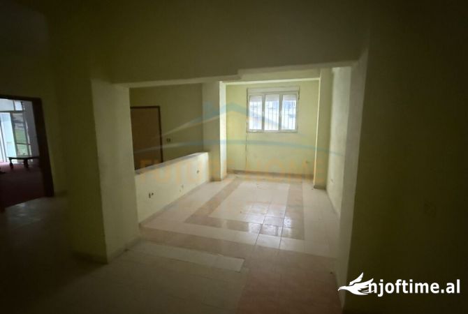 Shitet, Njesi Biznesi, Lagjia 10, Korce(KO46982)