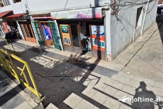 Shitet, Ambient Biznesi, perballe ish-Terminalit, Pogradec.(KO46115)