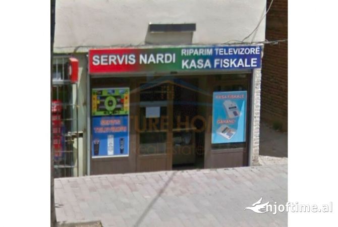 Shitet, Ambient Biznesi, përballë ish-Terminalit, Pogradec.(KO46115)