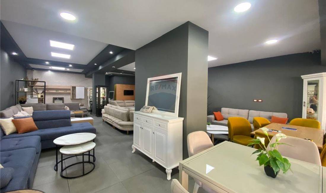 Jepet dyqan per qira buze rruge kryesore ne Medrese , Rruga Ferit Xhajko 