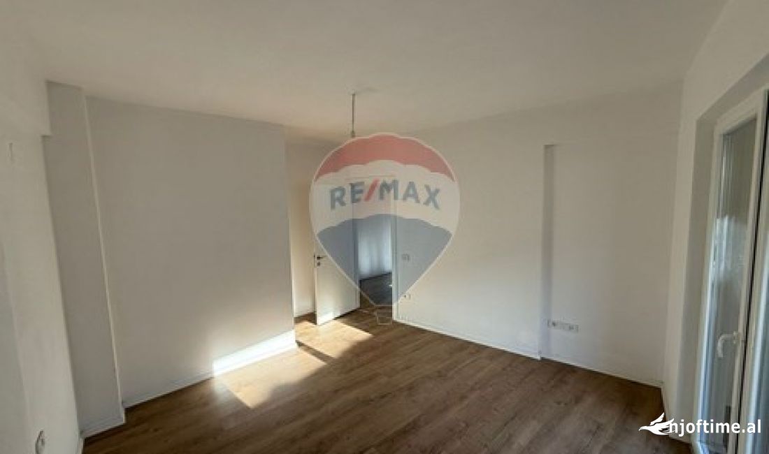 Zyre me Qira tek Mine Peza