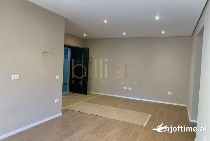 Ambiente Commerciale in Affitto 3+1 a Tirana - 950 Euro