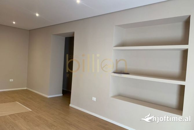 Ambiente Commerciale in Affitto 3+1 a Tirana - 950 Euro