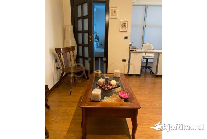 Ambiente Commerciale in Affitto 3+1 a Tirana - 1,000 Euro