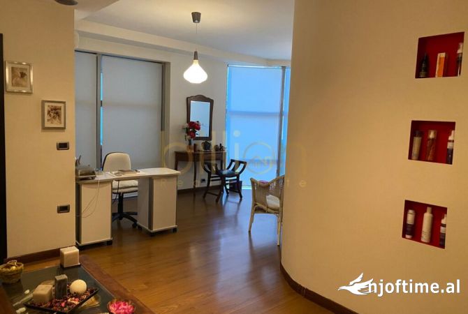 Ambiente Commerciale in Affitto 3+1 a Tirana - 1,000 Euro