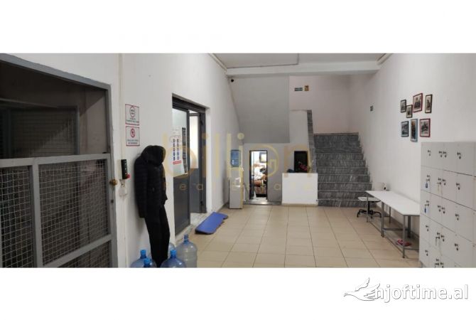 Ambiente Commerciale in Affitto 4+1 a Tirana - 2,850 Euro