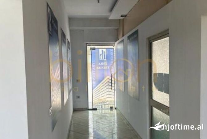 Ambiente Commerciale in Affitto 3+1 a Tirana - 700 Euro