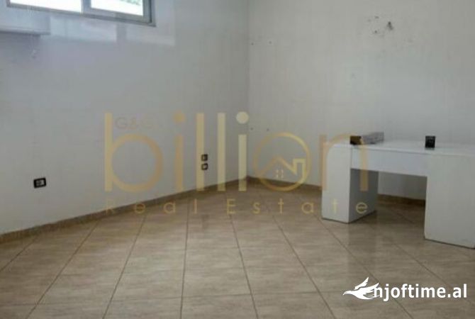 Ambiente Commerciale in Affitto 3+1 a Tirana - 700 Euro