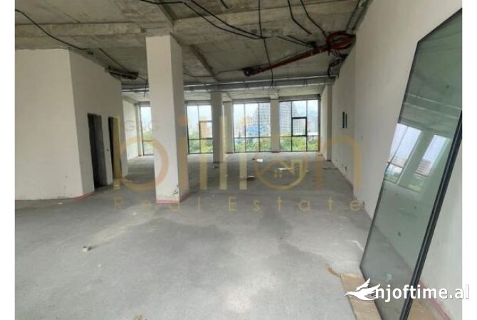 Ambiente Commerciale in Affitto 3+1 a Tirana - 4,000 Euro