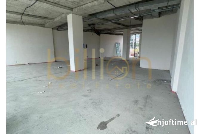 Ambiente Commerciale in Affitto 3+1 a Tirana - 4,000 Euro