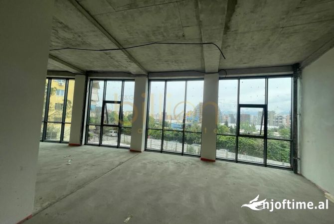 JEPET AMBIENT ME QIRA 184.50 M2 + VERANDE + 2 POSTE PARKIMI,TEK REZIDENCA LAKE VIEW, 4 000 Euro, ID: