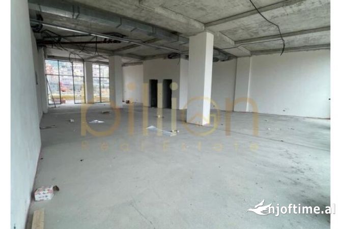 Ambiente Commerciale in Affitto 3+1 a Tirana - 4,000 Euro