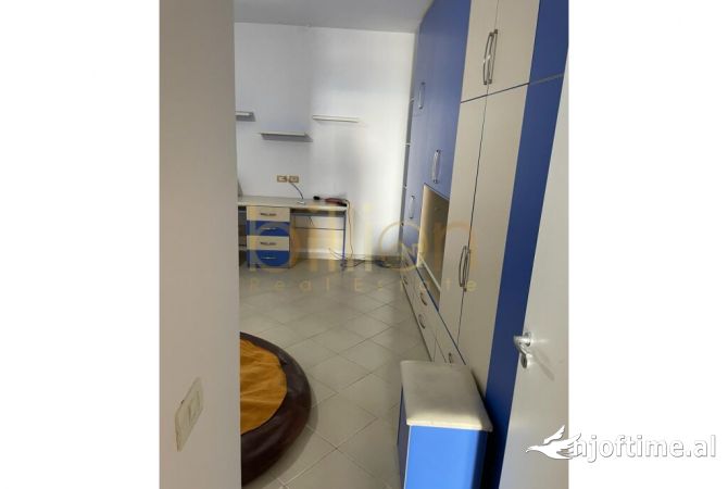 Shtepi ne shitje Apartament ne Durres, 2+1, Mobilimi E mobiluar, Pagesa 130,000  Euro.