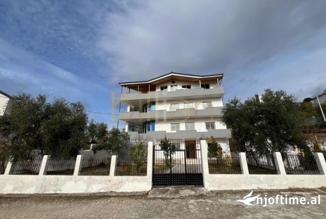 Shtepi ne shitje Vila Luksoze ne Tirane, 7+1, Mobilimi Bosh, pa mobiluar, Pagesa 410,000  Euro.