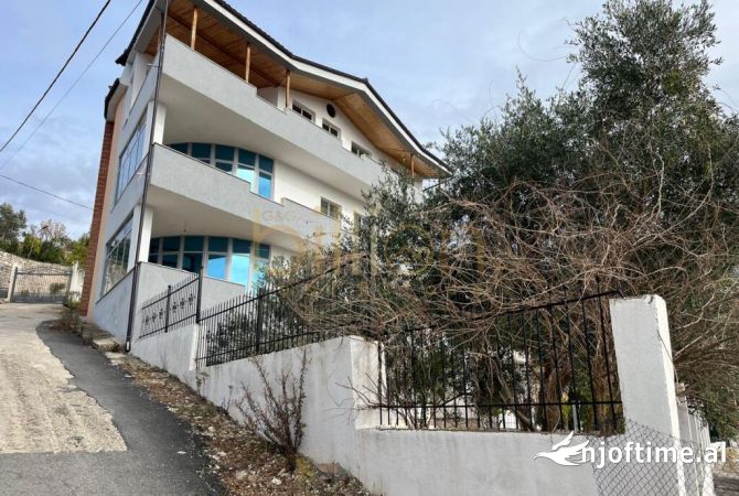 Shtepi ne shitje Vila Luksoze ne Tirane, 7+1, Mobilimi Bosh, pa mobiluar, Pagesa 410,000  Euro.