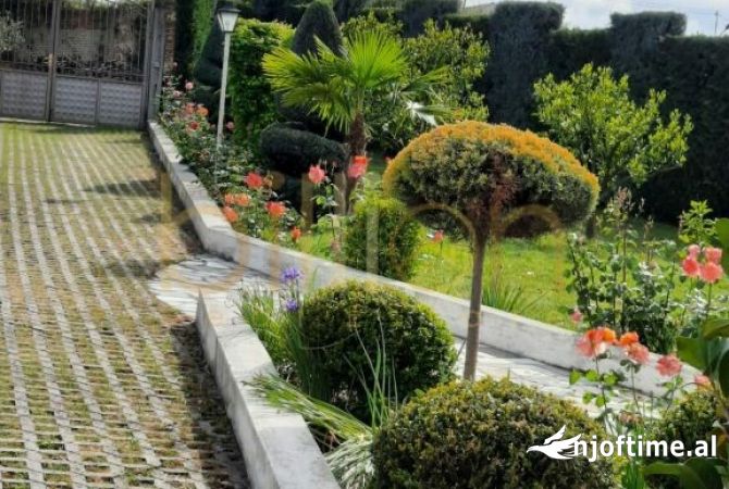 Shtepi me qera Shtepi Private ne Tirane, 4+1, Mobilimi E mobiluar, Pagesa 1,400  Euro.