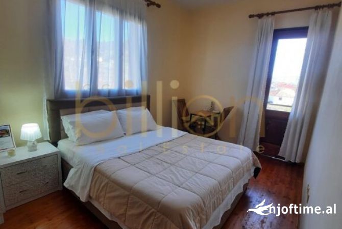 Shtepi me qera Shtepi Private ne Tirane, 4+1, Mobilimi E mobiluar, Pagesa 1,400  Euro.