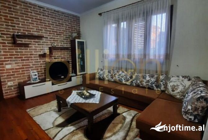 Shtepi me qera Shtepi Private ne Tirane, 4+1, Mobilimi E mobiluar, Pagesa 1,400  Euro.