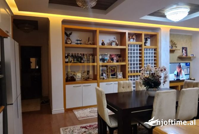 Shtepi ne shitje Apartament ne Tirane, 3+1, Mobilimi E mobiluar, Pagesa 700,000  Euro.