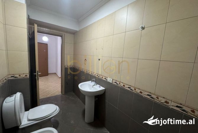 Shtepi ne shitje Apartament ne Tirane, 1+1, Mobilimi E mobiluar, Pagesa 93,000  Euro.