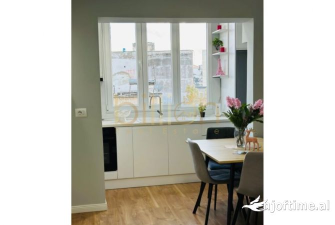 Shtepi ne shitje Apartament ne Tirane, 1+1, Mobilimi E mobiluar, Pagesa 240,000  Euro.