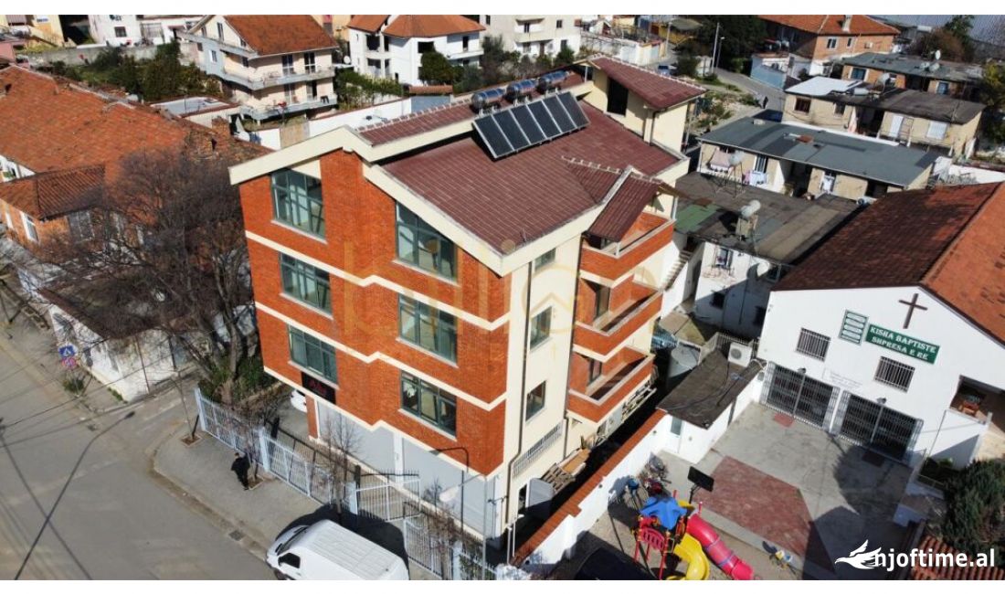 Shtepi ne shitje Vila Luksoze ne Tirane, 7+1, Mobilimi Bosh, pa mobiluar, Pagesa 990,000  Euro.