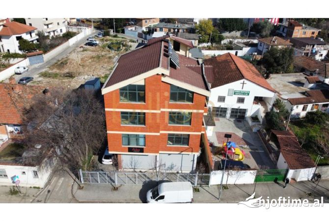 Shtepi ne shitje Vila Luksoze ne Tirane, 7+1, Mobilimi Bosh, pa mobiluar, Pagesa 990,000  Euro.