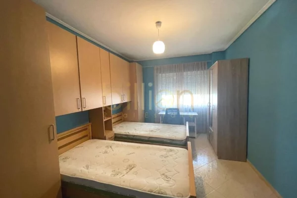 Shtepi ne shitje Apartament ne Tirane, 2+1, Mobilimi E mobiluar, Pagesa 183,000  Euro.