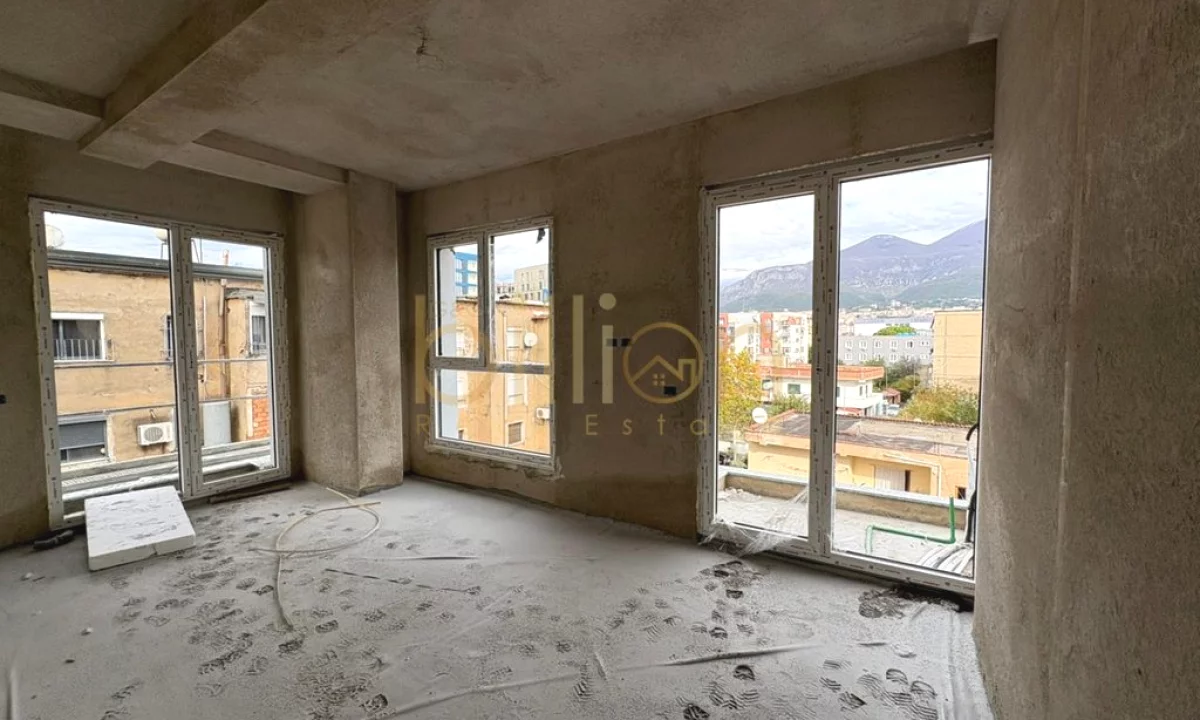 Shtepi ne shitje Apartament ne Tirane, 2+1, Mobilimi Bosh, pa mobiluar, Pagesa 161,200  Euro.