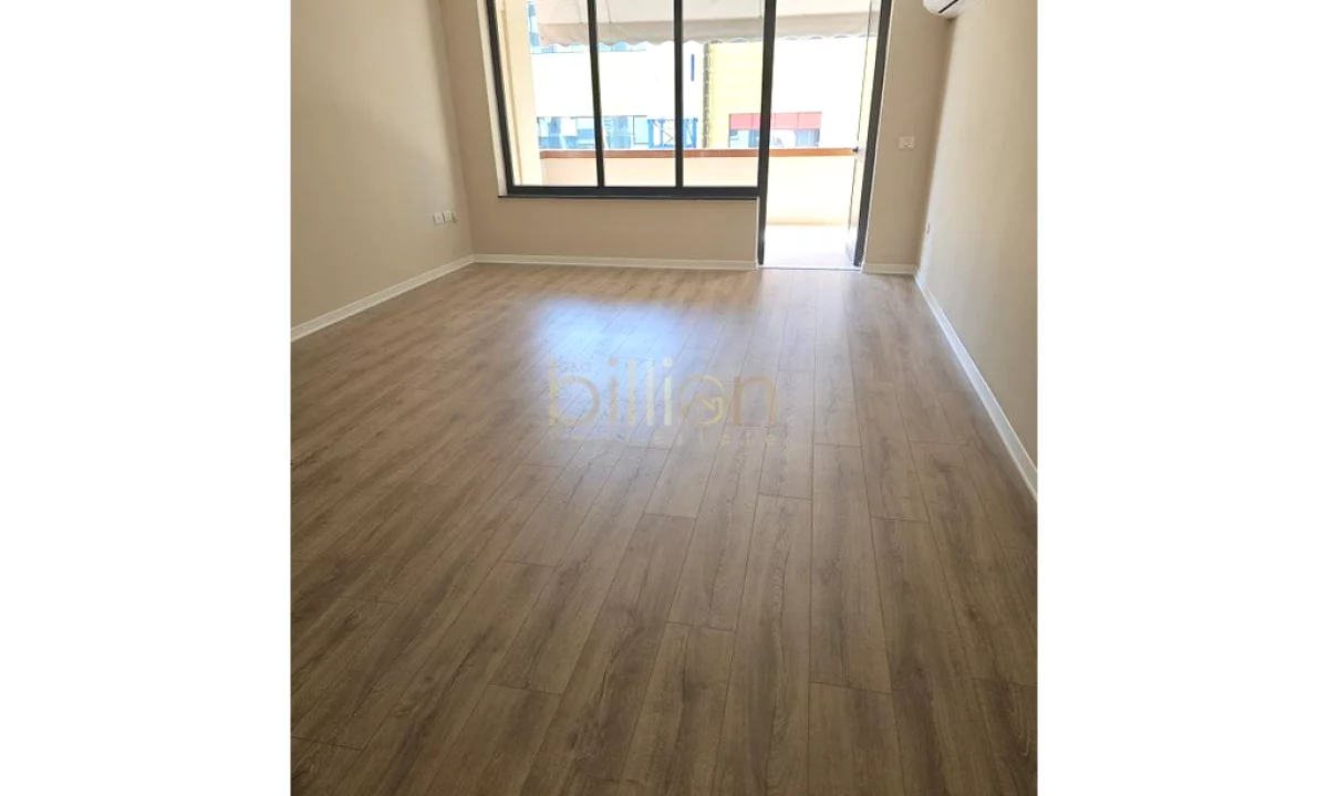 JEPET AMBJENT KOMERCIAL. ME QERA, TIPOLOGJIA 2+1 (DUPLEX) ME DY BALLKONE NE QENDER. 1300 EURO/MUAJ B