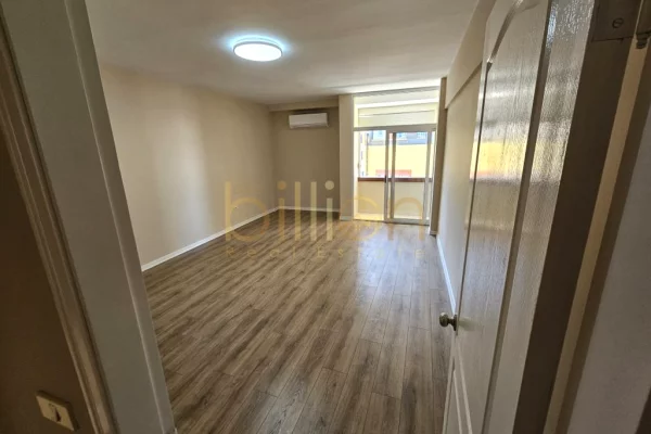 JEPET AMBJENT KOMERCIAL. ME QERA, TIPOLOGJIA 2+1 (DUPLEX) ME DY BALLKONE NE QENDER. 1300 EURO/MUAJ B