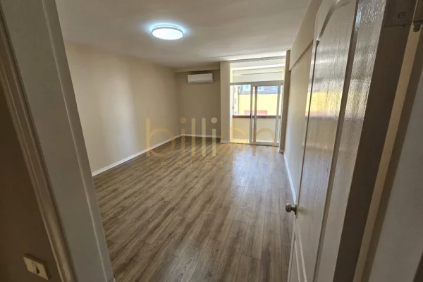 JEPET AMBJENT KOMERCIAL. ME QERA, TIPOLOGJIA 2+1 (DUPLEX) ME DY BALLKONE NE QENDER. 1300 EURO/MUAJ B