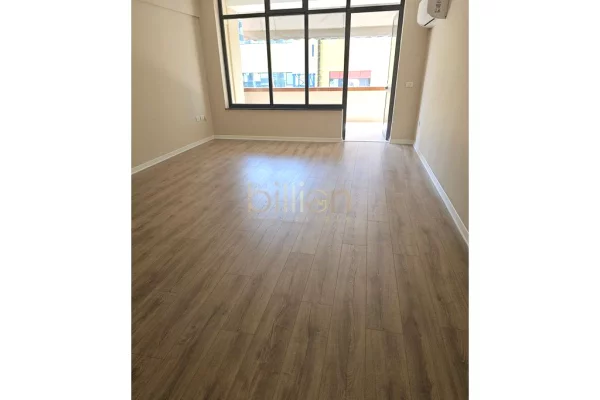 JEPET AMBJENT KOMERCIAL. ME QERA, TIPOLOGJIA 2+1 (DUPLEX) ME DY BALLKONE NE QENDER. 1300 EURO/MUAJ B