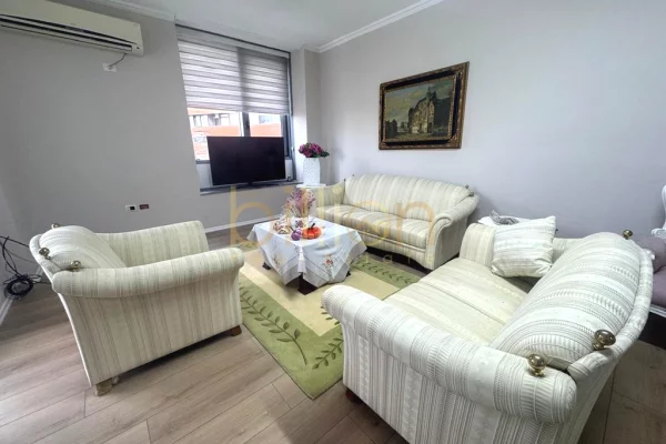 Shtepi me qera Apartament ne Tirane, 2+1, Mobilimi E mobiluar, Pagesa 1,300  Euro.