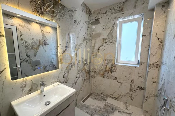 Appartamento in vendita a Tirana 2+1, Arredato