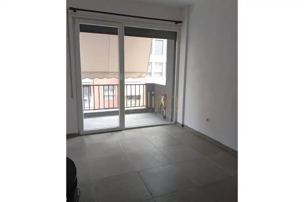 Shtepi me qera Apartament ne Tirane, 2+1, Mobilimi Bosh, pa mobiluar, Pagesa 500  Euro.