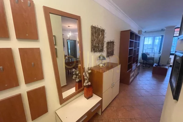 Shtepi me qera Apartament ne Tirane, 2+1, Mobilimi E mobiluar, Pagesa 1,200  Euro.