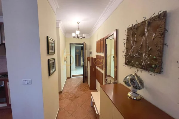 Shtepi me qera Apartament ne Tirane, 2+1, Mobilimi E mobiluar, Pagesa 1,200  Euro.