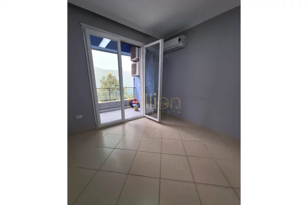 JEPET AMBJENT KOMERCIAL PER QIRA NE QENDER. 700 euro/muaj. Billion4604​