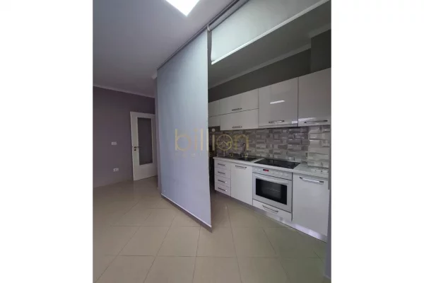 JEPET AMBJENT KOMERCIAL PER QIRA NE QENDER. 700 euro/muaj. Billion4604​