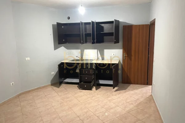 Shtepi me qera Apartament ne Tirane, 1+1, Mobilimi Bosh, pa mobiluar, Pagesa 300  Euro.